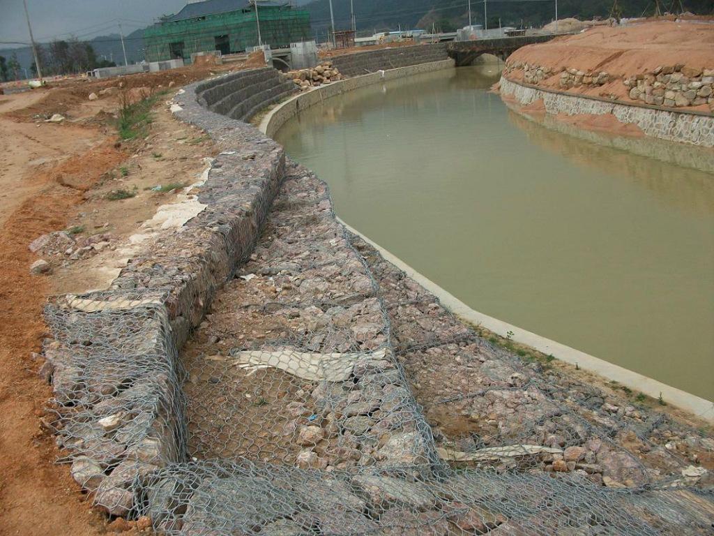 石籠網防護工程抗沖擊性的優勢特點 石籠網防護工程抗沖擊性的優勢特點